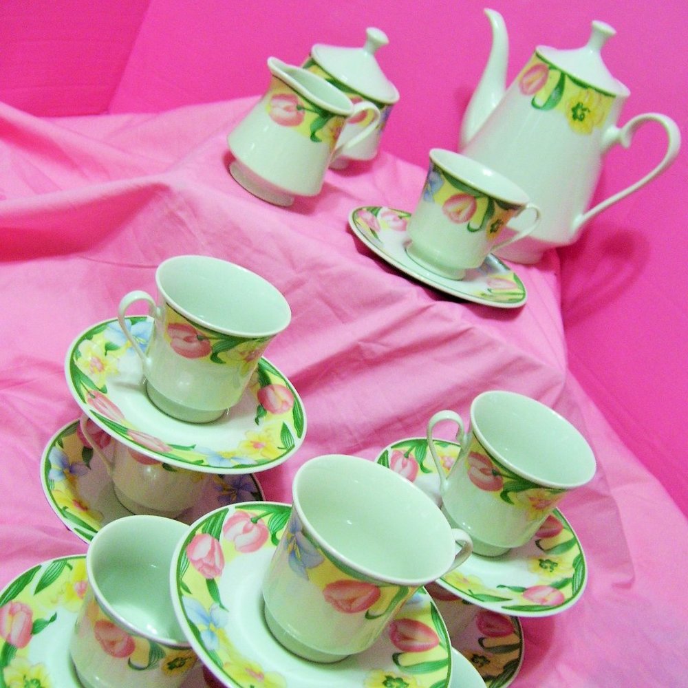 Lynn's Tea Pot /Coffee Set Cups Saucers Bridal Housewarming NWOT